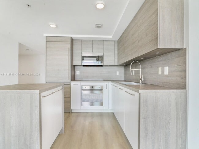 Building Photo - 400 Sunny Isles Blvd