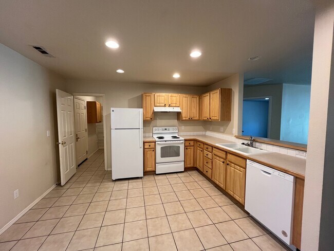 Building Photo - 620 Syringa Pl