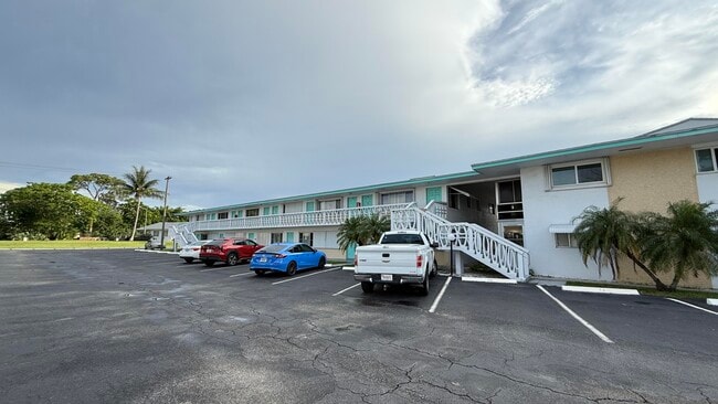 Building Photo - 2102 Lake Osborne Dr
