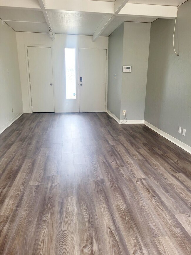 Foto del edificio - AVAILABLE | 4 Bedroom, 1.5 Bathroom Condo|...