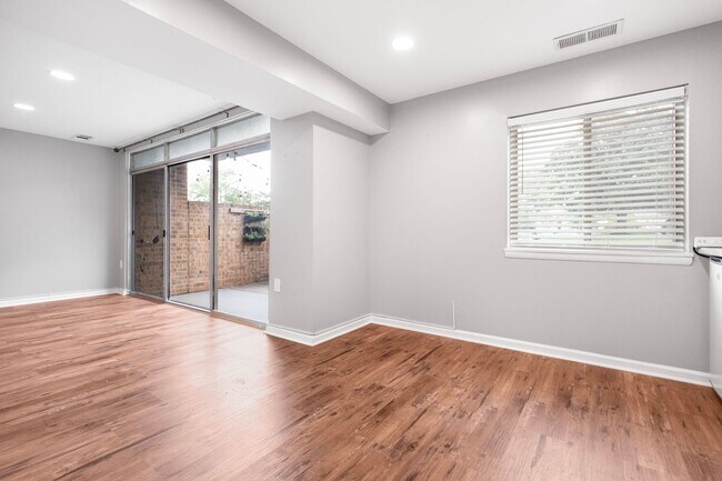 Foto del edificio - Charming 2 BR/2 BA Condo in Montgomery Vil...