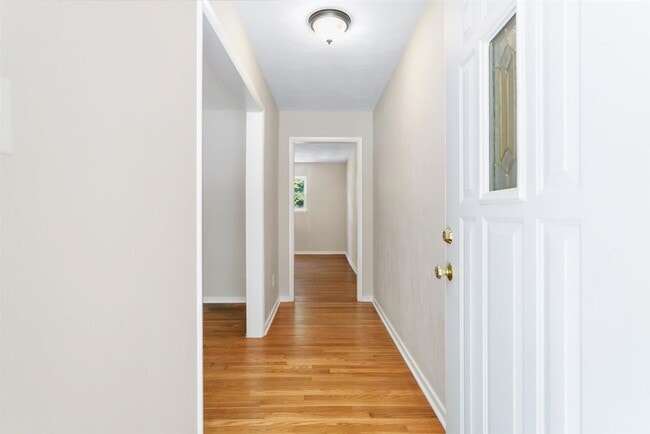 Building Photo - BRIGHT AND COMFORTABLE RANCHER IN THE CITY OF WILLIAMSBURG!