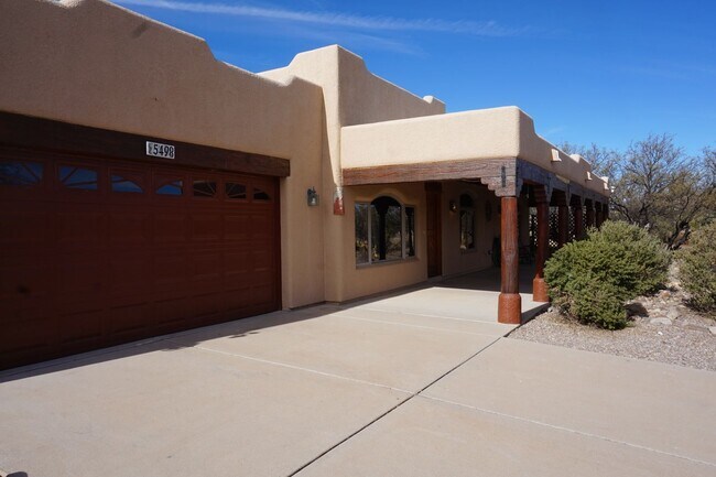 Building Photo - Great House on 2 acers
