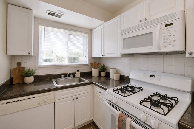 Building Photo - Lynbrook at Mark Center Apartment Homes