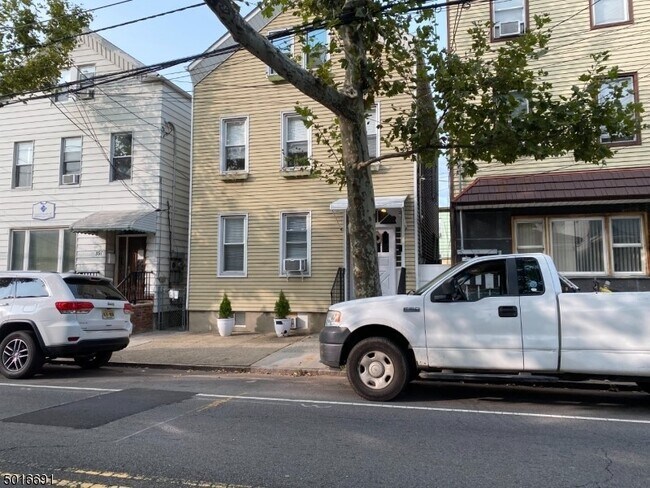 Building Photo - 393 Lafayette St, Newark NJ 07105