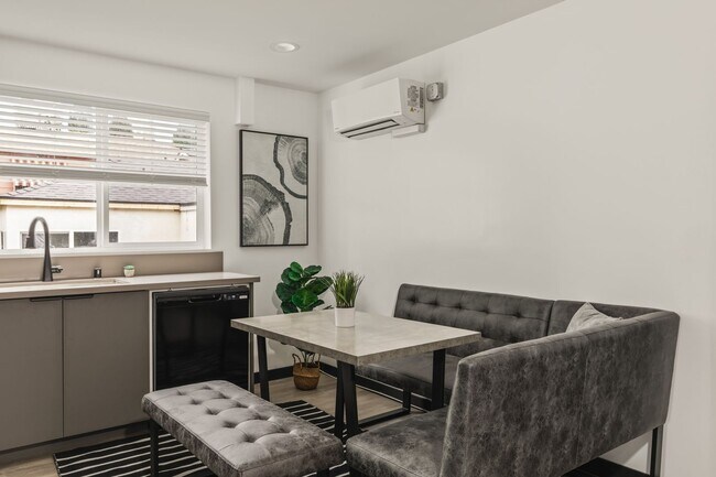 Foto del edificio - A 5 bedroom, 4 bathroom Fully Furnished Apartment at 1515 1/2 Selby Ave.