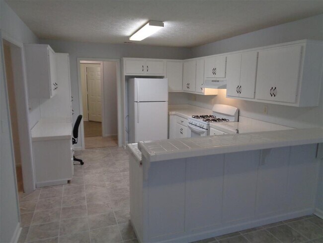 Building Photo - Wow, 2000+ sqft, 3 beds, 2 bath, huge gara...