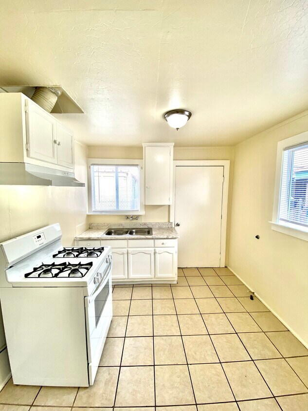 Primary Photo - 721 N Flint Ave