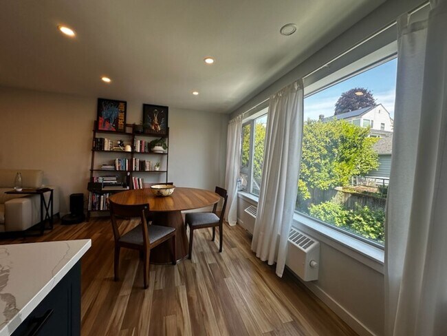 Building Photo - Top-Floor Queen Anne Condo with Fireplace ...