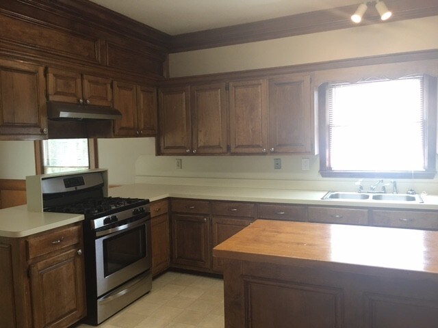 Building Photo - 3032 Chesterfield Court