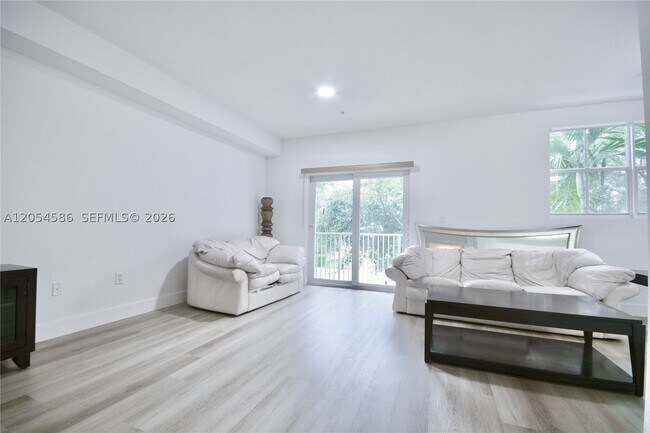 Building Photo - 10870 NW 88th St