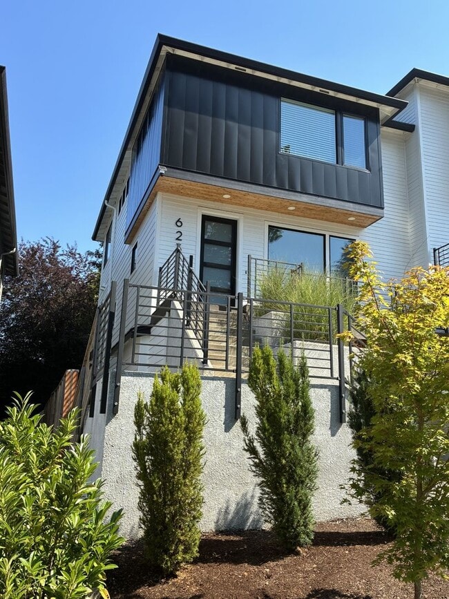 Building Photo - 623 SW Lobelia St