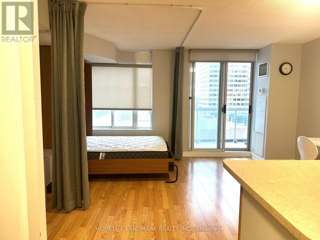 Photo du bâtiment - 43 Eglinton Ave E