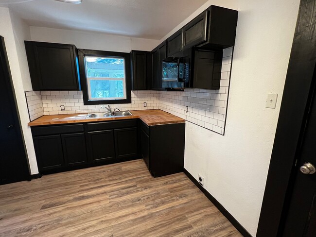 Foto del edificio - 2 Bedroom 1 Bath Remodeled Farmhouse for Rent