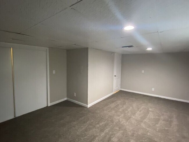 Building Photo - 5 Bedroom Home with HUGE Outdoor Storage!