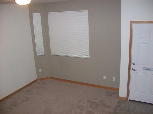 Building Photo - 2 bdrm 2.5 bath Townhouse with garage!$169...