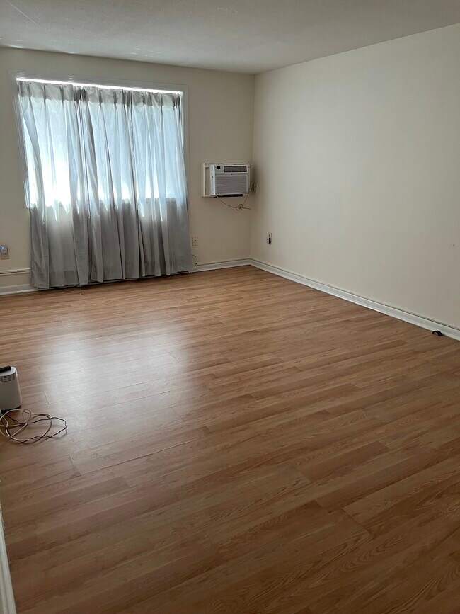 Living Room - 17 Weld St