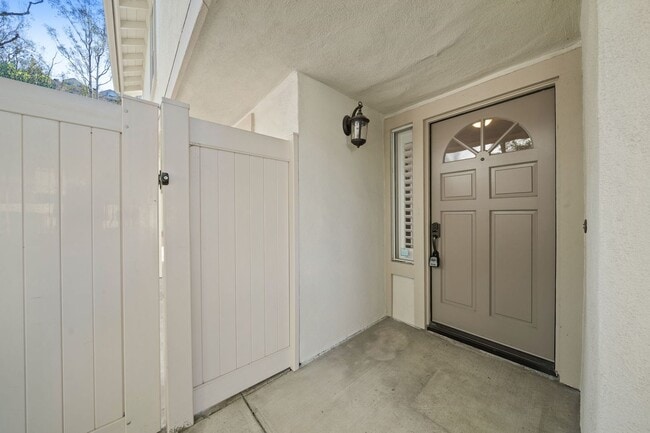 Building Photo - Well Maintained 3 Bedroom Condo in Gated R...