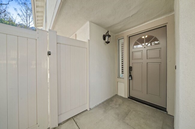 Foto del edificio - Well Maintained 3 Bedroom Condo in Gated R...