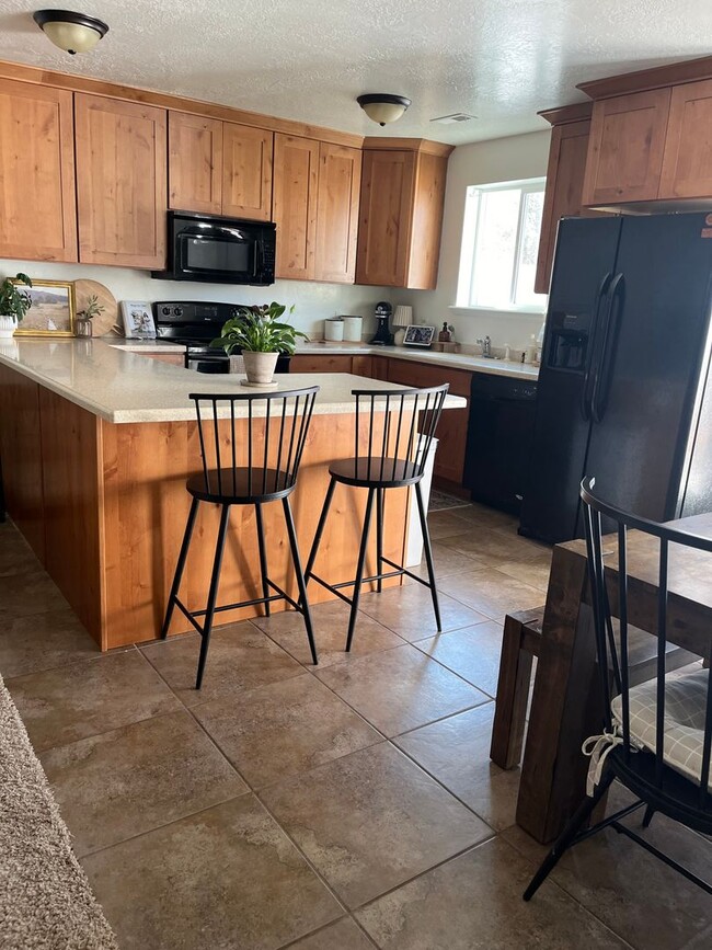 Building Photo - 3 Bed 2.5 Bath Townhome in Vernal!!
