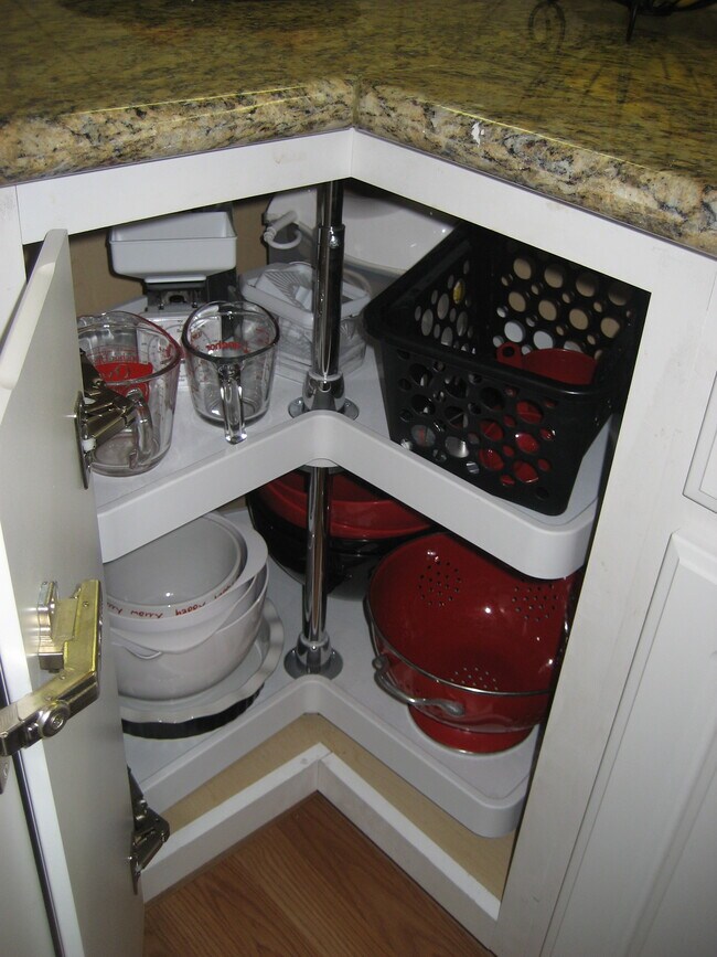 Kitchen cabinet - 2425 Holly Hall St