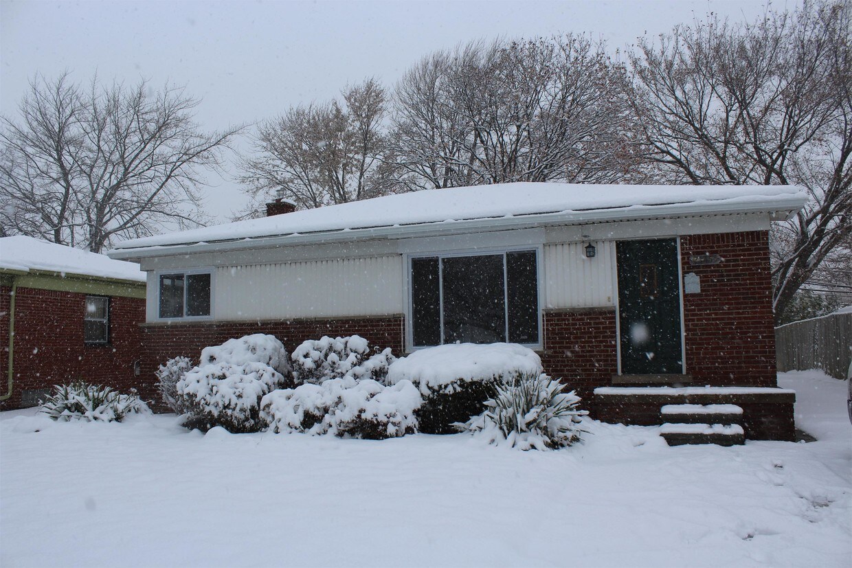 Foto principal - 21455 13 Mile Rd