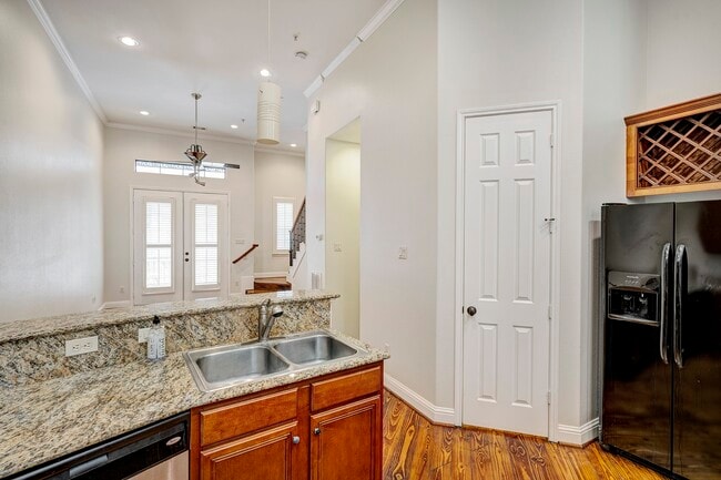 Foto del edificio - 2346 Camden Dr