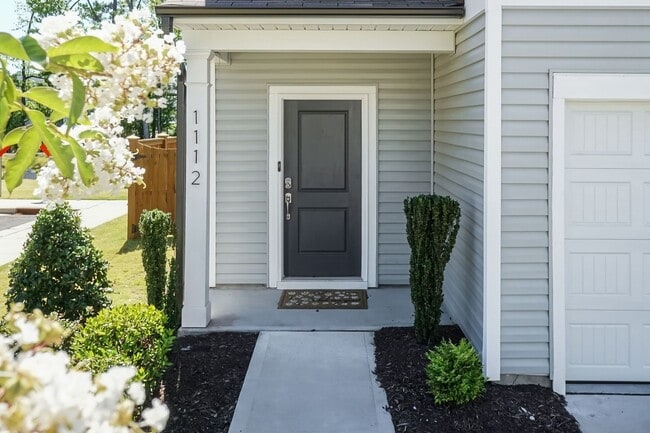 Building Photo - Gorgeous End Unit Townhome!