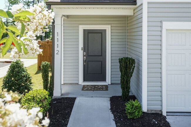 Foto del edificio - Gorgeous End Unit Townhome!