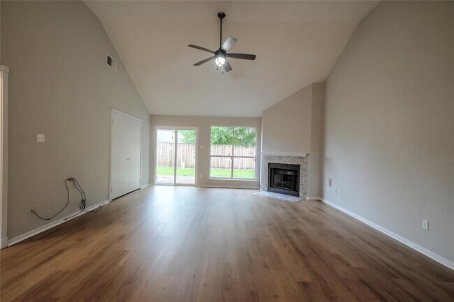 Foto del edificio - 10914 Golden Grain Dr