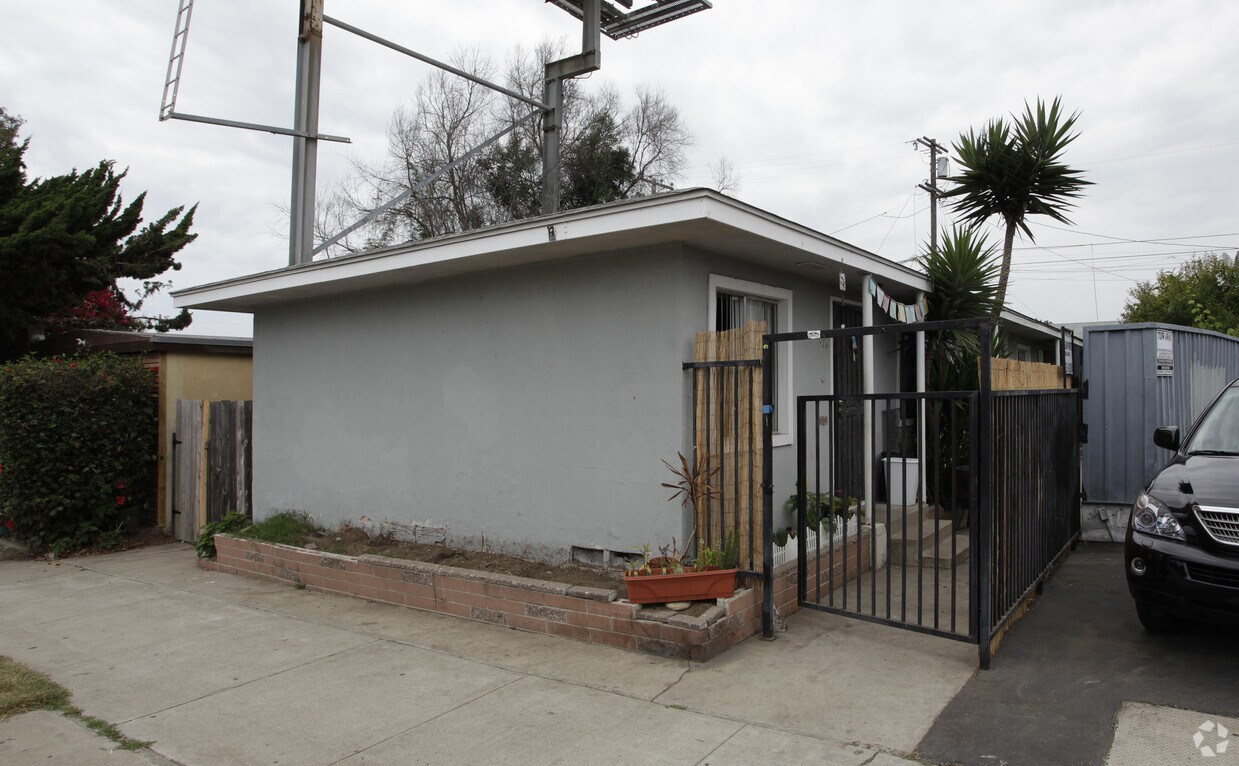 Primary Photo - 5014-5020 Voltaire St
