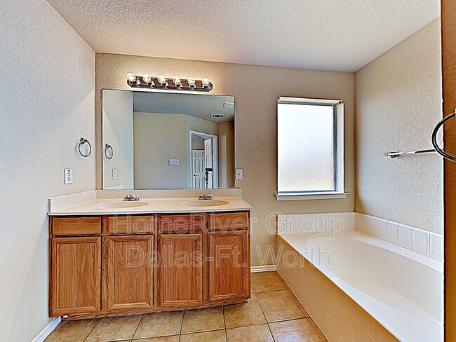 Building Photo - 1306 Columbia Dr