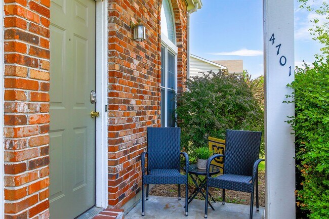 Building Photo - 3 bedroom, 2 bathroom fully furnished on t...