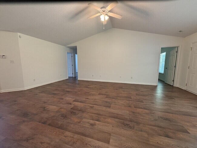 Foto del edificio - "Discover Comfort and Charm: Spacious 3-Bed, 2-Bath Home in Huntsville's Desirable Locale!"