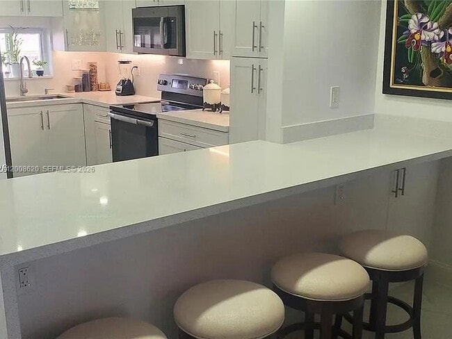 Building Photo - 9720 S Hollybrook Lake Dr