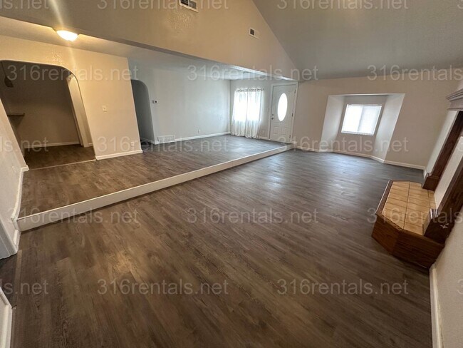 Foto del edificio - $1600 - 4 bed 2 bath - Single Family Home with a large fenced in backyard!