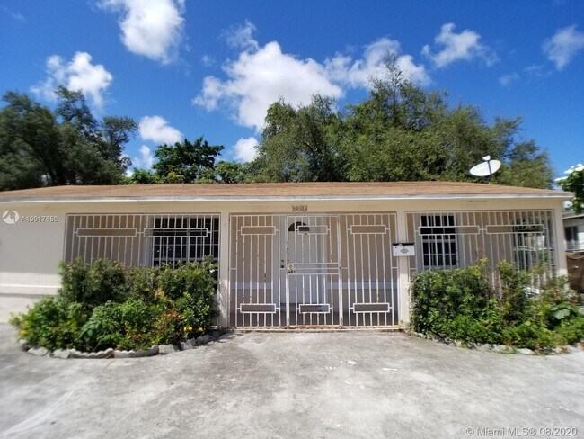Foto del edificio - 645 NE 135th St