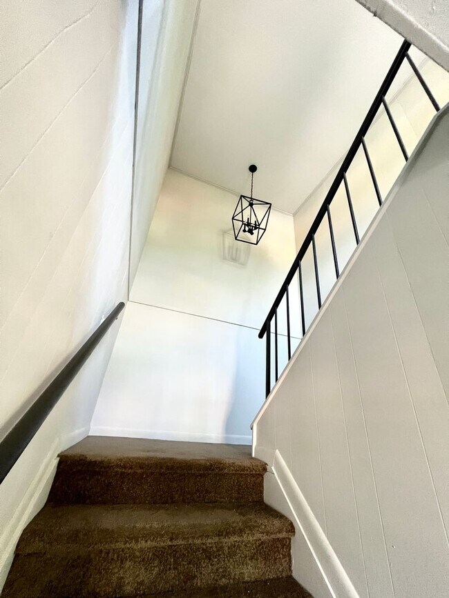 Building Photo - 2 Bedroom in the heart of Surfside! Walk t...