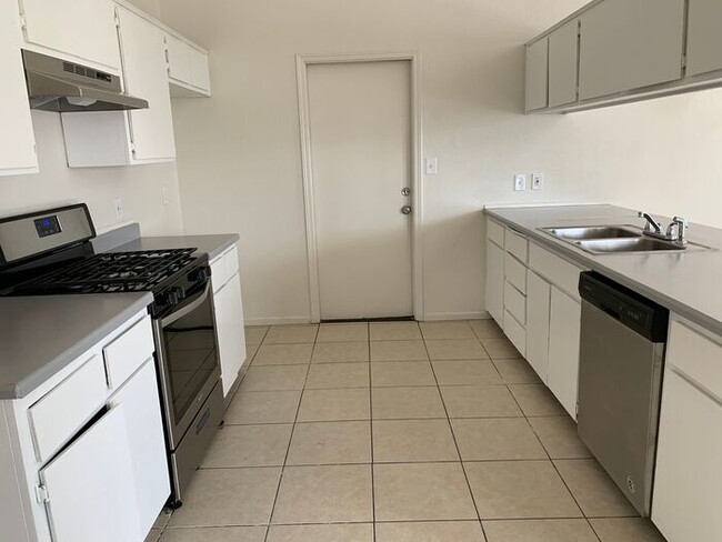 Building Photo - Aparment home available on Santa Fe!