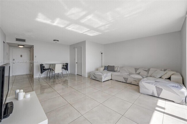 Foto del edificio - 2750 NE 183rd St