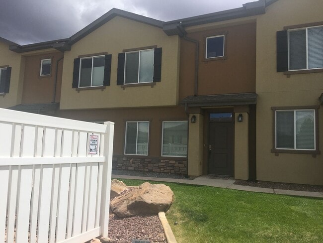 Building Photo - Charming Cedar City Townhome