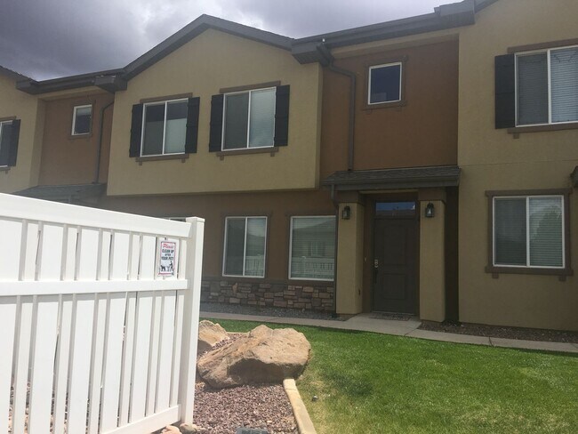Foto del edificio - Charming Cedar City Townhome