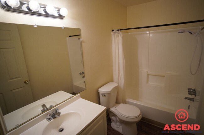 Foto del edificio - Charming Home Off of White Ln and Ashe