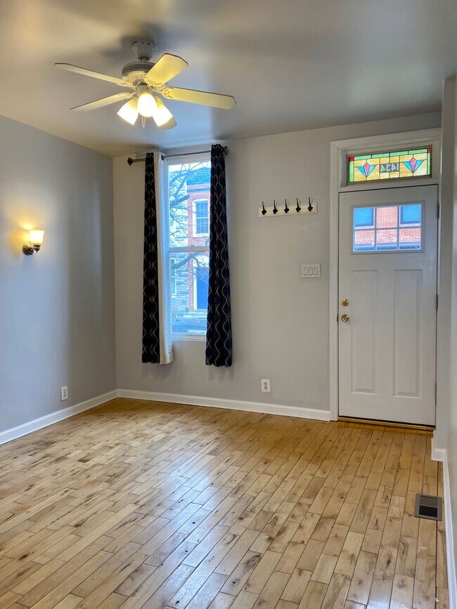 Building Photo - Gorgeous 2 Bedroom Townhome ~ Locust Point
