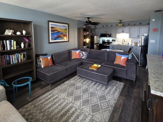 Foto del edificio - "Charming furnished 2-Bed Condo Retreat in Holiday, FL – Cozy 825 Sq Ft of Comfort!"