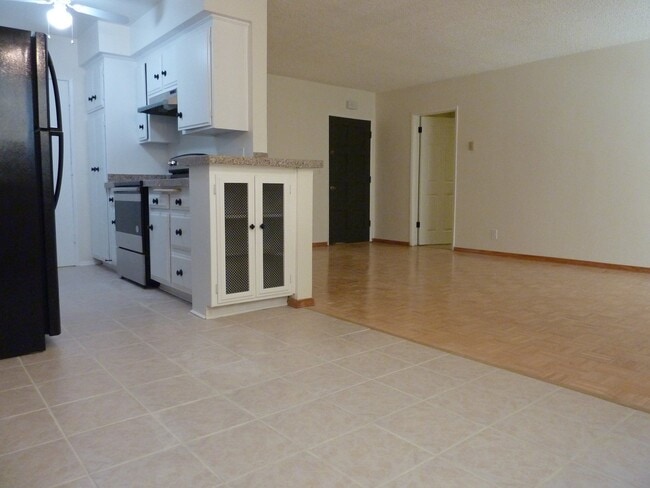 Building Photo - 2055 Rodney Dr