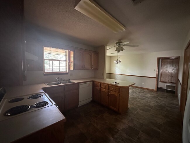Building Photo - Welcome to this charming 3-bedroom, 2-bath...