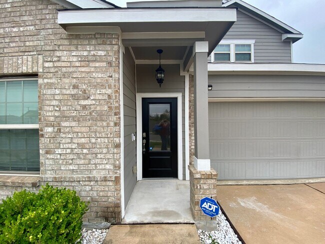 Foto del edificio - Welcome to This 5BR/ 2.5 BA w/ GameRoom Move-in Ready Home ~ Conveniently Located to RAFB/Ft Sam!