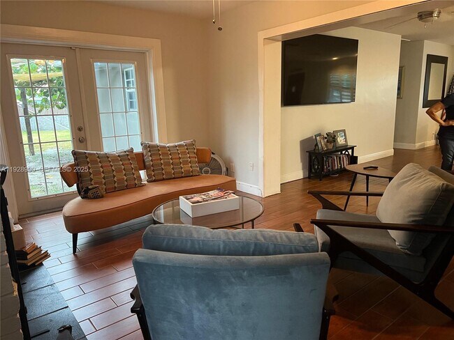 Building Photo - 1040 Lyons Park Dr