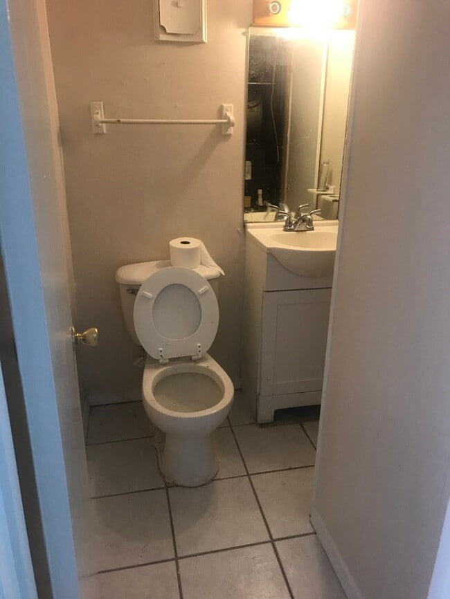 Building Photo - Beautiful 2/1.5 Townhouse